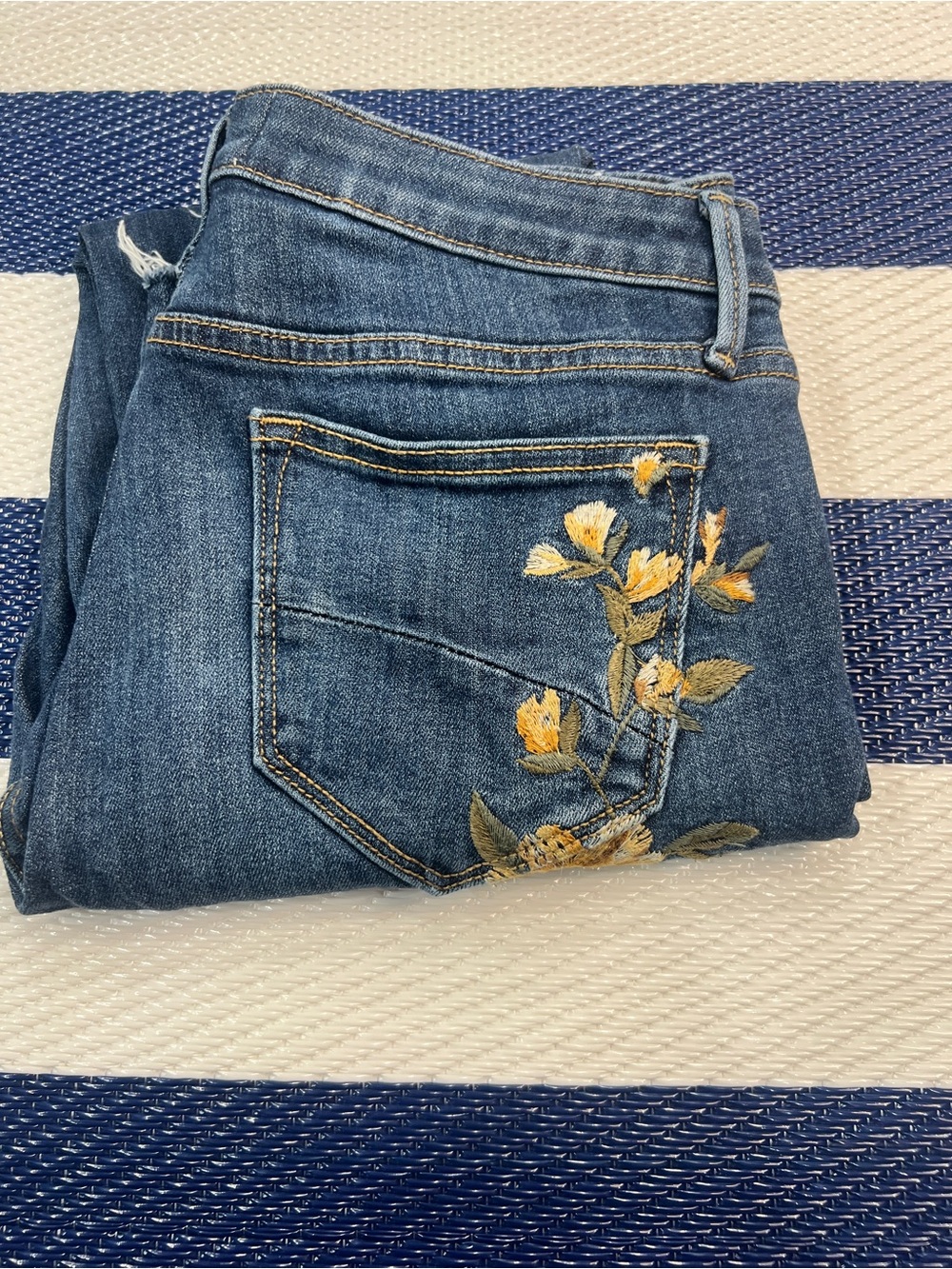 DRIFTWOOD Women’s Embroidered Floral Cropped Jeans Frayed Hem 29 - Picture 7 of 9